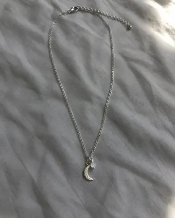 The phone photo of the moon necklace